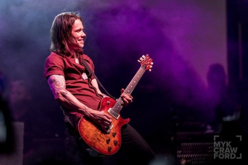 Cool pics of Myles Kennedy with Alter Bridge @ Post Falls. Photos by Myk Crawford.More infos here