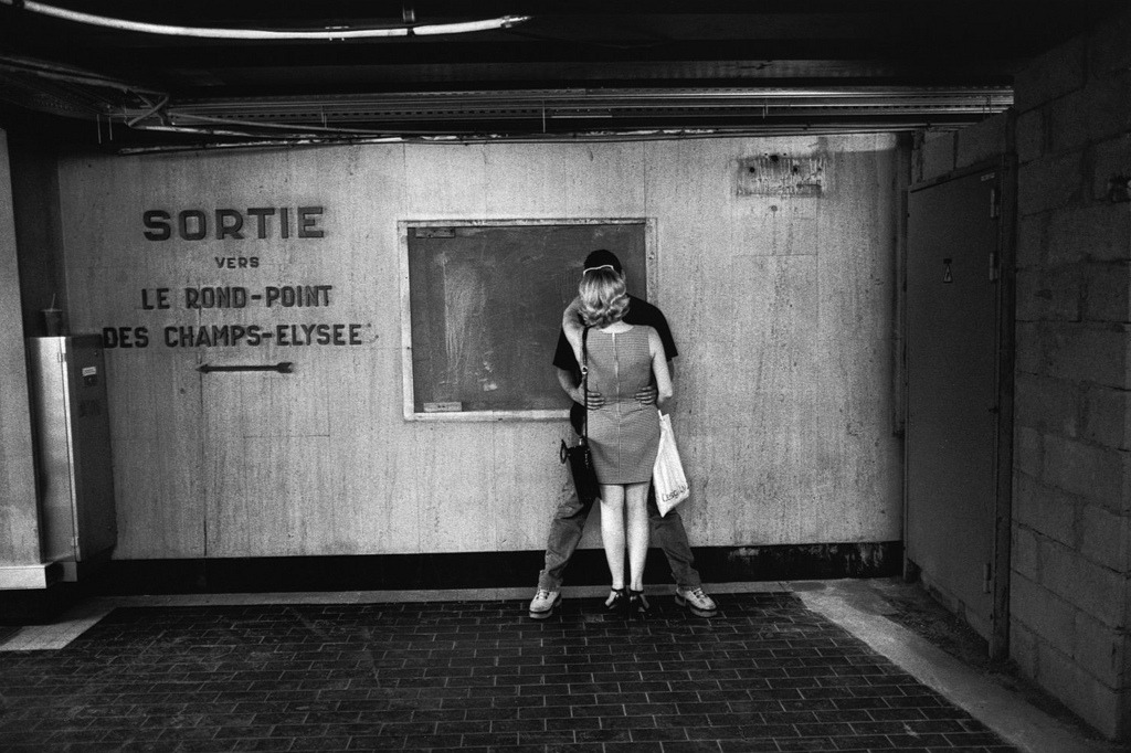 snowce:  Peter Turnley, Métro Le Rond-Point des Champs-Elysee, 2000