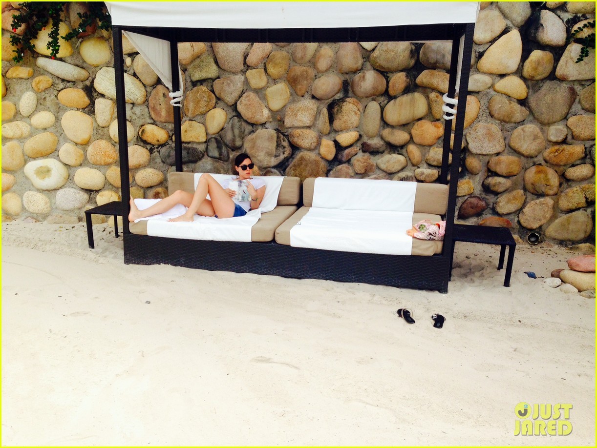 celebrityfeetareawesome:  Aubrey plaza is soooooooo hot especially the last picture