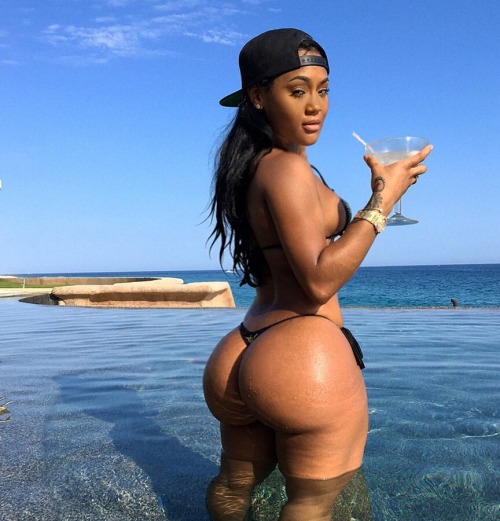 yongexhip:  Lira Galore 