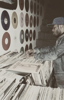 fckyeahundergroundhiphop:  Knxwledge crate digging through vinyls. 