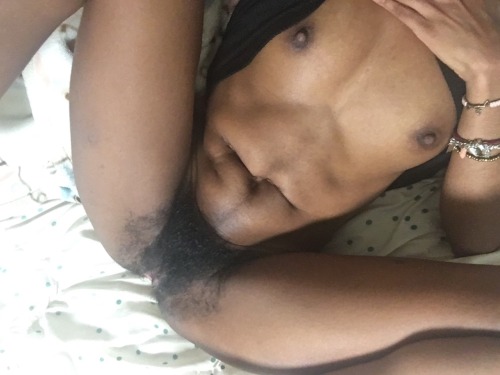 chocolate-pussycat-fur:  shelovessoshewrites: I said I’d show my face at 500 followers so here I am along with my favorite hole and body shot. 