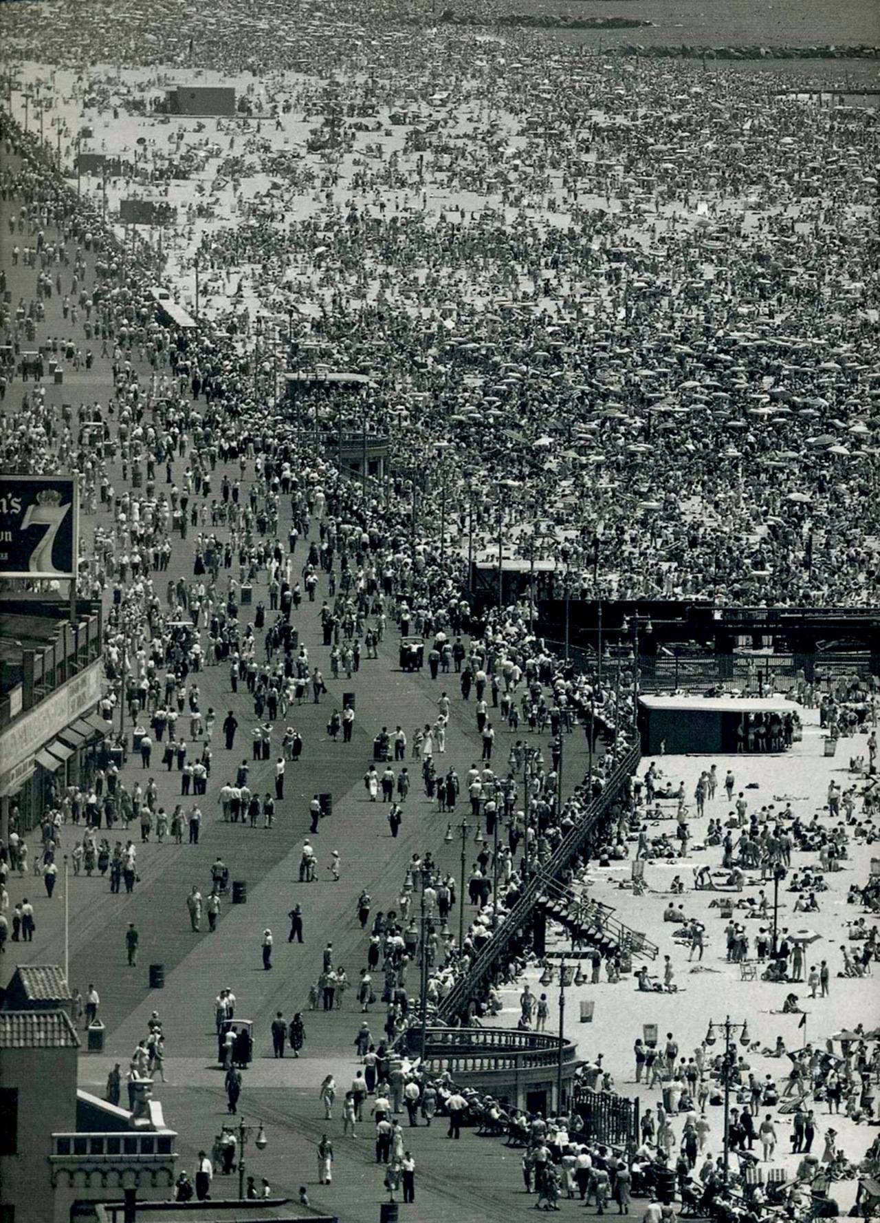 Andreas Feininger, Coney Island on July 4, 1949.