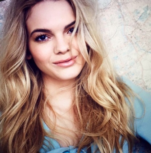 portalouisabr: Louisa no Photoshoot para a “Hello! Magazine”. (16/11/15)