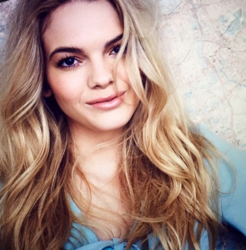 portalouisabr:Louisa no Photoshoot para a “Hello! Magazine”. (16/11/15) 