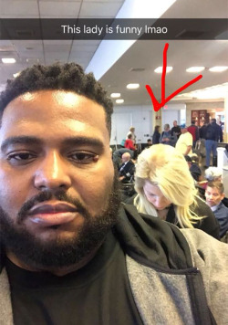 sixpenceee: It turns out flying while Black is an issue, as DC-based music executive Emmit Walker learned just 2 days ago. Thankfully, when a passenger on the same flight as him made racist comments upon seeing him in the ‘priority boarding’ line,