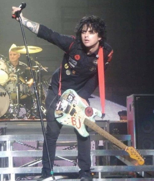 IVE HAD 3 PWOPLW TO DAY TELL ME I LOOK JUST LIKE BILLY JOE ARMSTRONG AND YOU DOMT UNDERSTAND HOW HAPPY