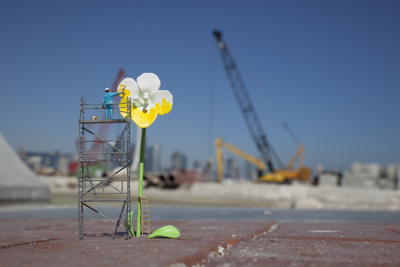 archatlas:  The Little People Project  Slinkachu    His miniature figures are left