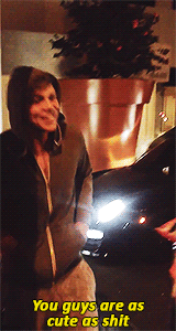 kittenho:  barefoot ashton talking to fans outside his hotel (x) 