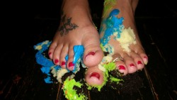 mytalentedtoes:  mytalentedtoes:  And messier…  #Throwbackthursday to my very first birthday on Tumblr… how many remember when I first posted these? 