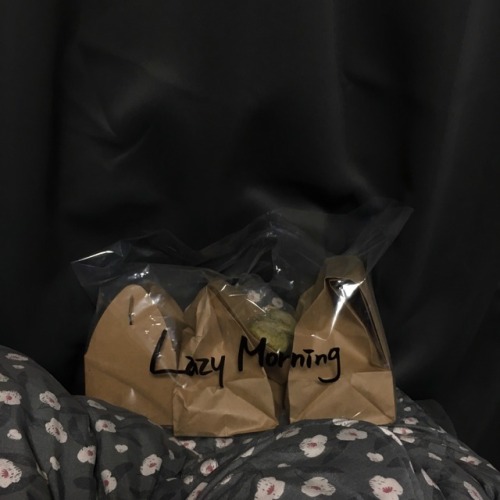 부산으로 가는 기차안 창밖 너머로 보이는 벚꽃이 너무예뻐 우울해 오늘 같은날  여행가면 얼마나 좋을까 이제곧 못먹을생각에 슬프다 =딸기 비싸 비싸 딸기