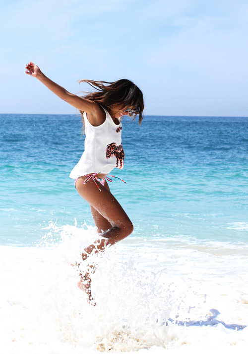 See more > Sea Bikini Girl Beach Selfshot By ‘Summer Girls’ (33 pics)majestic-babes-blog.tumblr.c