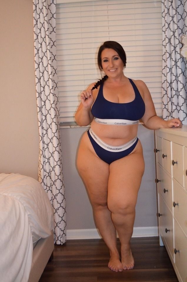 doinitnthedark:  What a gorgeous looking woman, thick and delicious 