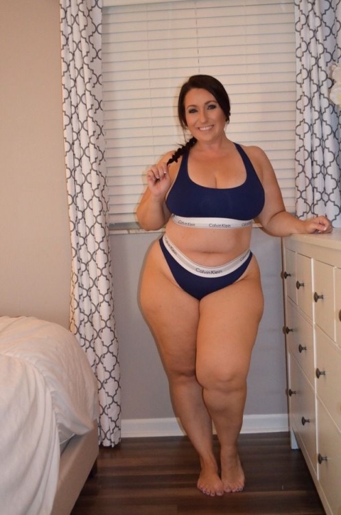 doinitnthedark:  What a gorgeous looking woman, thick and delicious 