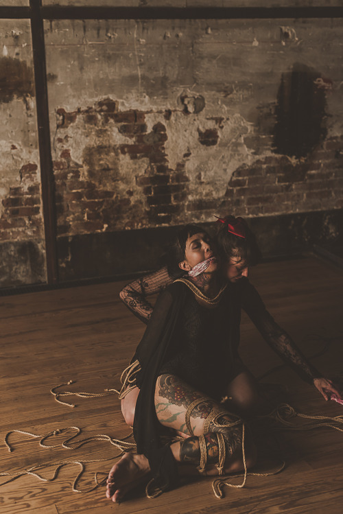 dirtyvonp: @kissmedeadlydoll tying @kitiza-perche Photos : @strictly-dirtyvonp 