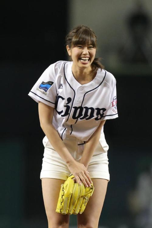 bakasuka9:  美脚全開の稲村亜美、始球式で９８キロ…打たれた！ - 読んで見フォト - 産経フォト