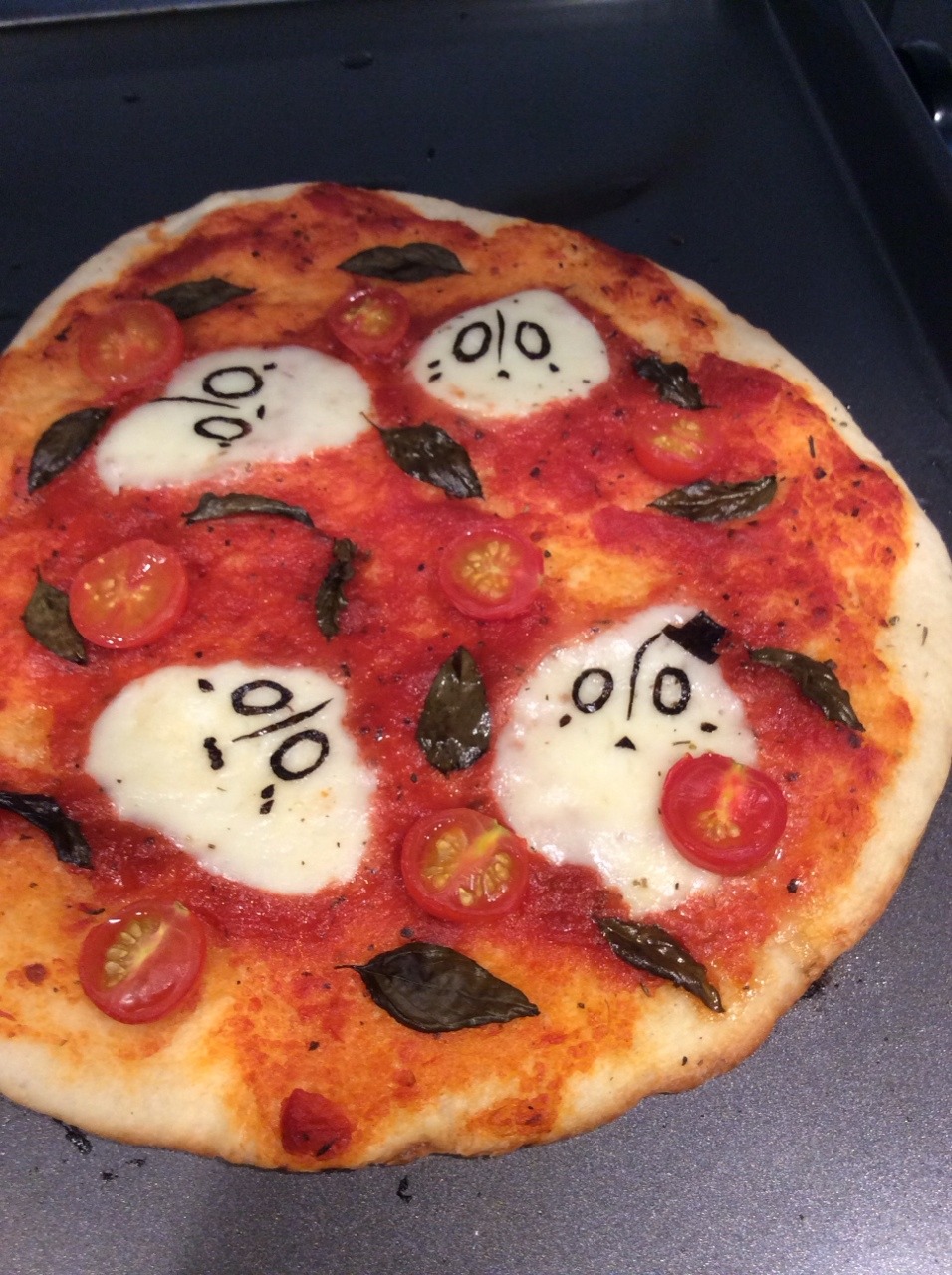 napsta-butts:  Well I accidentally got in the spooky spirit and makes a blooky pizza