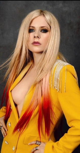 celebpicss:Avril Lavigne  adult photos