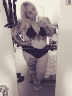 throughthedevilseyesxo:Fat girl in a bikini