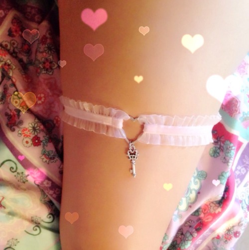 littlepinkkittenshop:  sebbys-baby-doll:  Finally got around to taking pics of my garter from littlepinkkittenshop and I love it!!! I’ve always been made fun of for my thighs that are bigger proportionally than my calves. This makes me feel better about