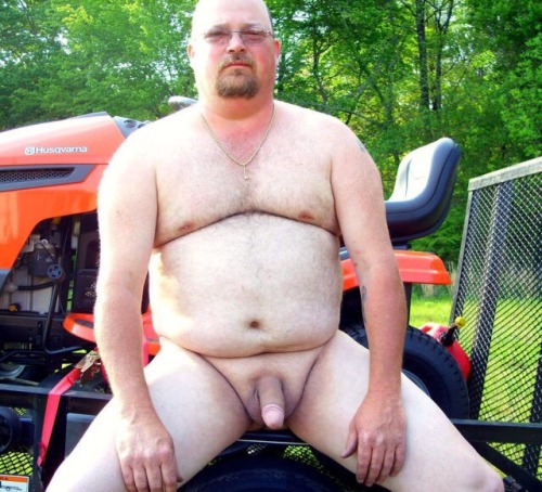 hugebeartx:  Sometimes you just need to get naked and show off. And we are thankful he did. Don’t tell his girlfriend.