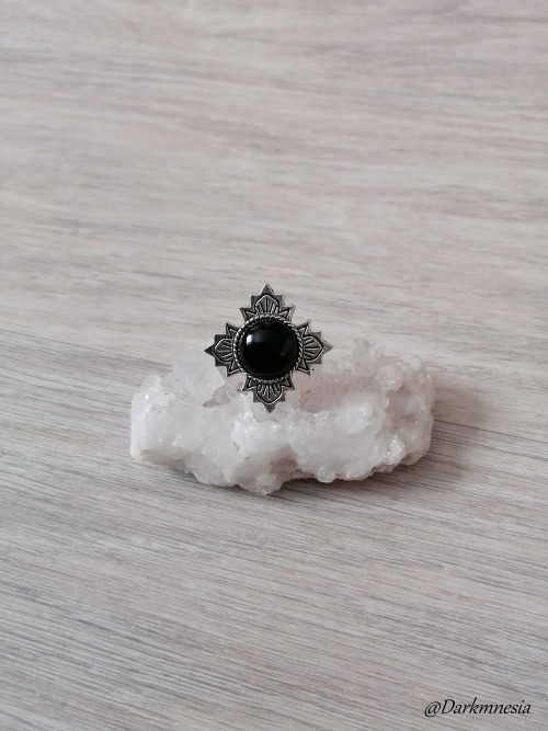 &mdash;&mdash;-&gt; Darkmnesia on etsyCrosse ring with black onyx.Bague croix avec onyx noir.