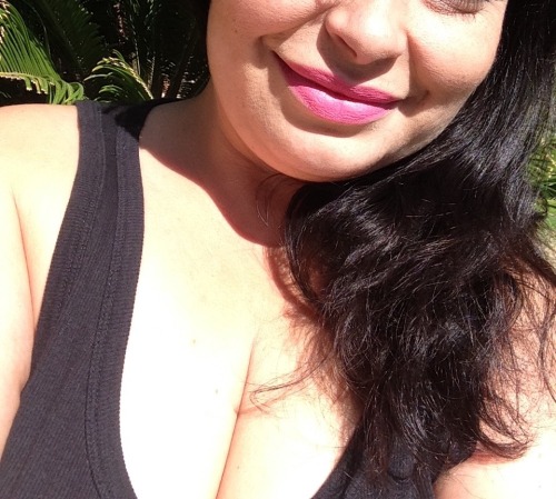 hipsncurvesplus:  Sunning outside by the pool, having some fun!  Wish I knew her personally! Damn!