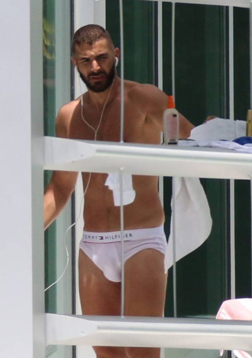 temporada-de-caza:    TEMPORADA-DE-CAZA: Hairy Men-Beard-Tattoo     Karim Benzema in undies!  
