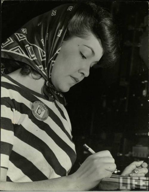 Working at the Gary Armor Plate Plant(Margaret Bourke-White. 1943)