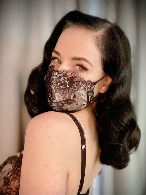 martysimone: Dita Von Teese | Signature Savoir Faire Lace Face Mask