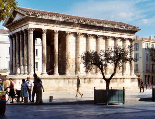 Upper: Maison Carre, Nîmes, France, 2005; Lower: Ole Virginny State Capitol, Richmond, 2014.It is sa