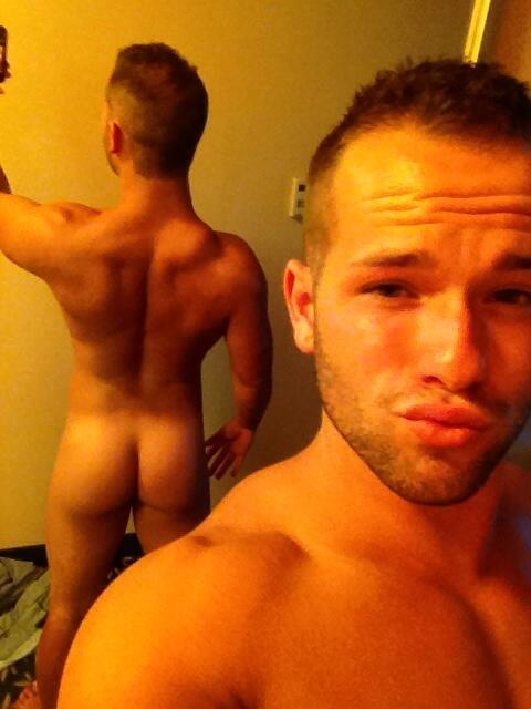 pandabearjayy:  If there was a best nudes competition this dude takes my cakes. :P