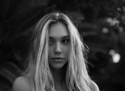 alexisrenfashionstyle:Alexis Ren