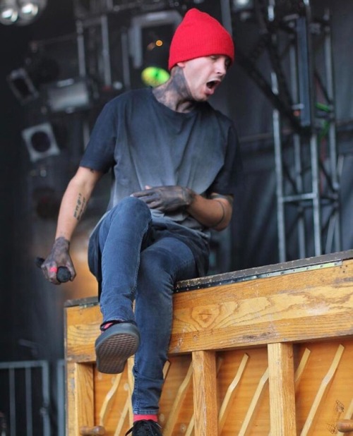 alien-joshua:one-ginger-morning:but since when does Tyler Joseph own blue jeansBut can we all apprec