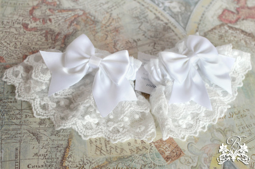 Wristcuffs in two styles~ These soft wristcuffs are made with cute bow lace and are adorned with a s