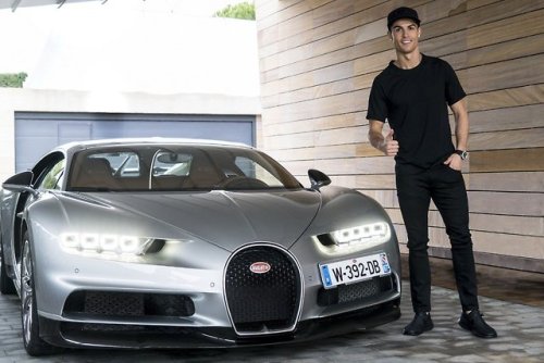 Cristiano Ronaldo drive the Bugatti Chiron, takes it home