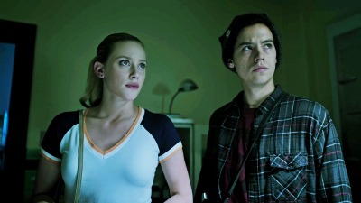 Lili Reinhart & Cole Sprouse 9f1552ffb6452dd1297d1283a7f6a0040ce592dc