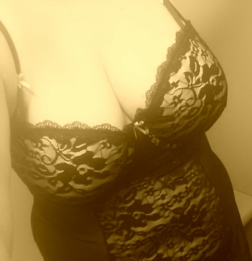 cheeseburger21012: utbguy666: utahcountylds: sexysassymommy: Love my curves We love them too… Damn S