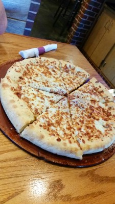 everybody-loves-to-eat:  Stuffed crust cheese pizza from Pizza Hut. I don’t really like toppings so Justin always let’s me get cheese. Even though he wants meat lovers.  midnight munchies!!!!!!