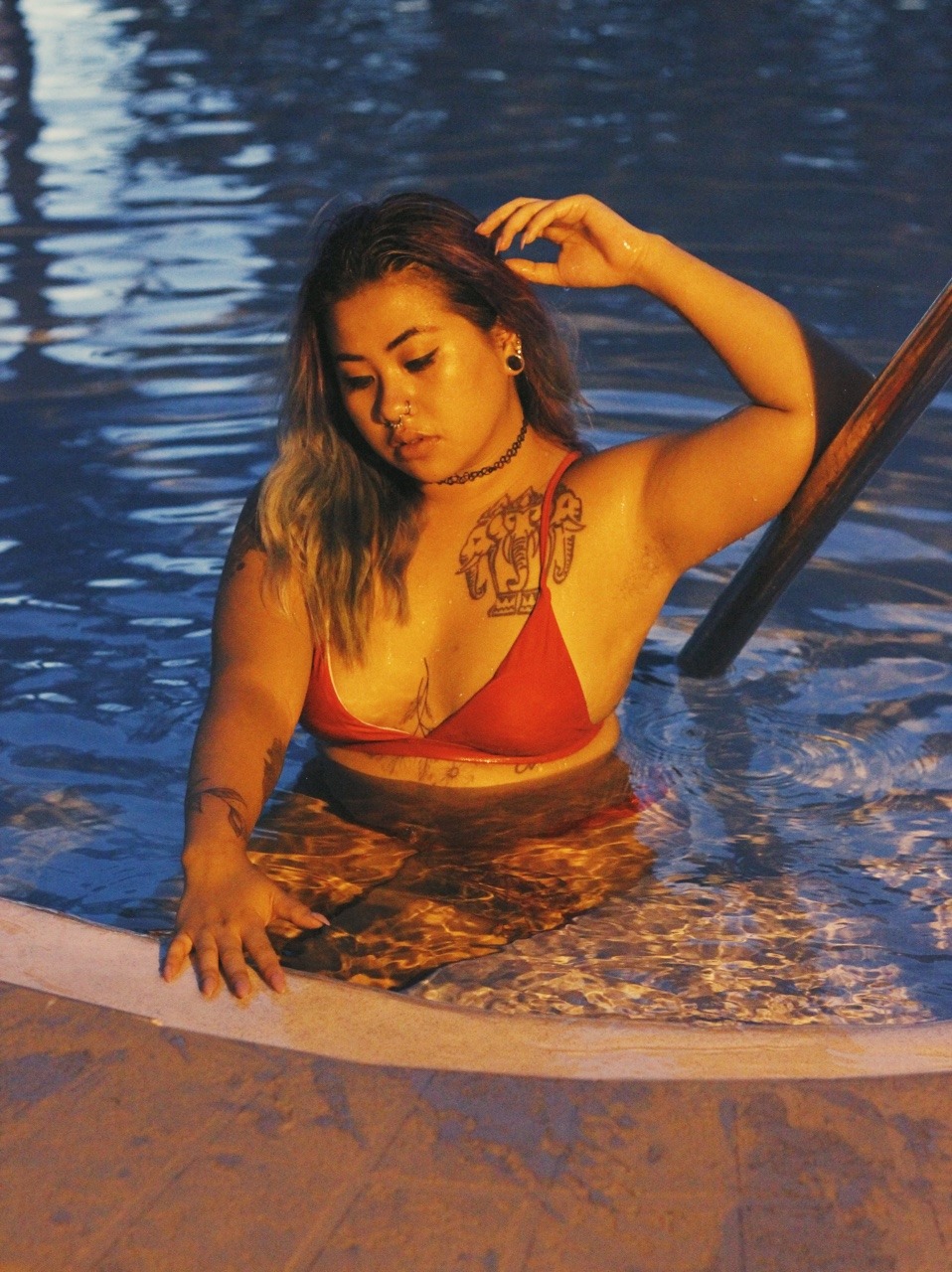 heyyannna:  my roommate did a great job with her 1st photoshoot of me, cheers to