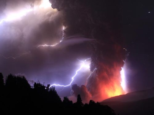 spaceplasma:Dirty thunderstormsA dirty thunderstorm (also, Volcanic lightning) is a weather phenomen