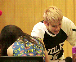 baexyun:  b’s arm wrestling with girl group’s member 