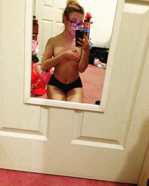 exposedgirls: Sexxxyy! Need more of this babe.