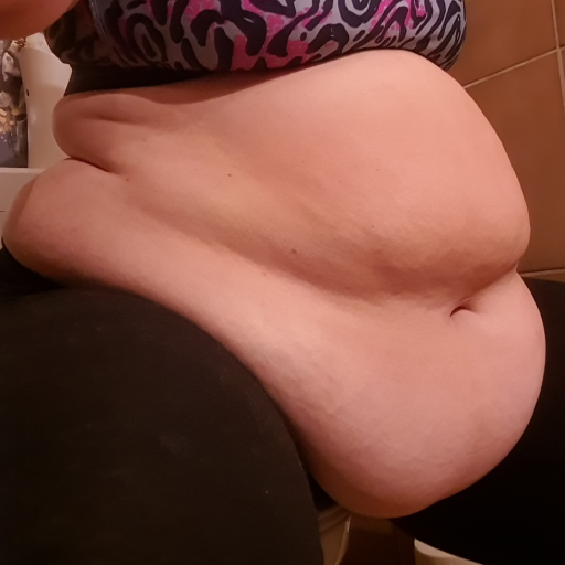 redgurin:hotsummerfatty-reloaded:Gosh&hellip;.My belly is so full and hurts a bit&hellip;.but I love that feeling of stretching my gut for the next meal. 🐷🍩😊Thanks for all the PMs and filling my ask box, that filled my belly as well as you can