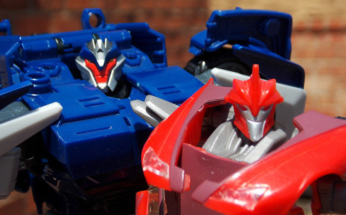 thegoddamnwordsmith: “Fight?”“Mmm, drive.” Deluxe Knock Out and AM-12 War Breakdown - Transformers: Prime 