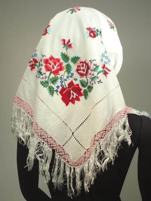 polishcostumes:Hand-embroidered headscarf: folk costume from Łowicz, Poland.