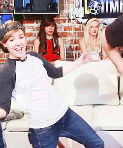 mydrunkkitchen:  tatiianamaslany:  Hannah’s awesome dance skills (x)  It’s okay