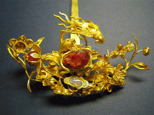 moonbeam-on-changan: Ancient Chinese hairpins(发簪 fazan) in the Palace Museum, Beijing. The design is