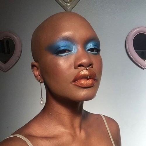 seeul8trspacecowboy:Can never go wrong w blue eyeshadow 