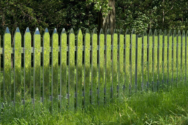 steffy-beff:  urhajos:  Mirrored Fencing  Imagine your pet out in the yard with these